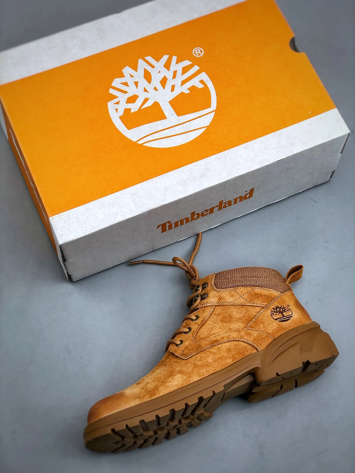 Local self-pickup💰560 supports store release. New goods🚀#Timberland Timberland/Timberland outdoor mid-cut casual rhubarb boots series. Guangdong factory quality. Original box and original packaging. The fabric is made of Italian 🇮🇹 top-grade frosted fine-grained cowhide. It is paired with anti-odor and anti-corrosion genuine leather latex insoles to give you a perfect wearing experience. High-quality and durable. A must-have for sportsmen. Specially designed to treat those who are not handsome. High-quality and first-class foot feel. Size: 38 39 40 41 42 43 44 (leather shoe size)